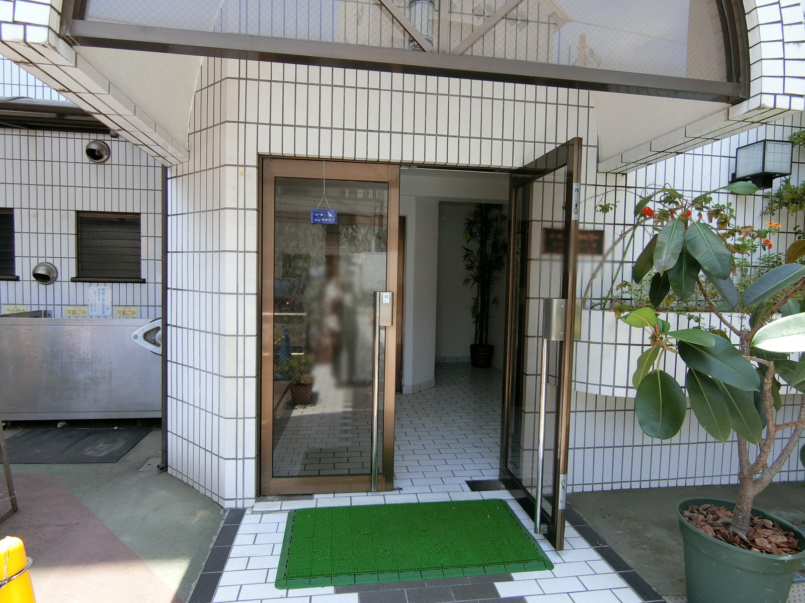 オフィスビル出入り口
