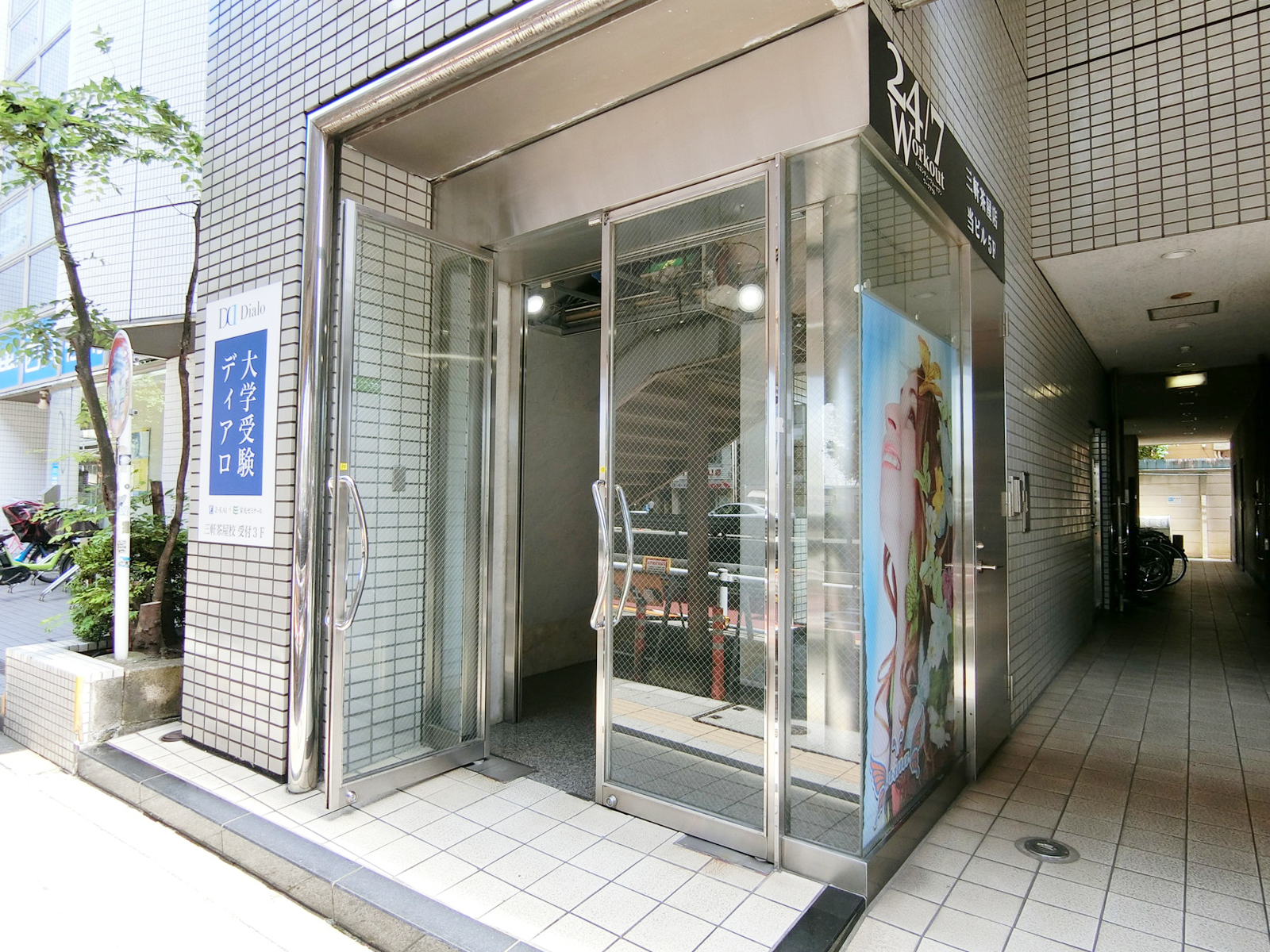 オフィスビル出入り口