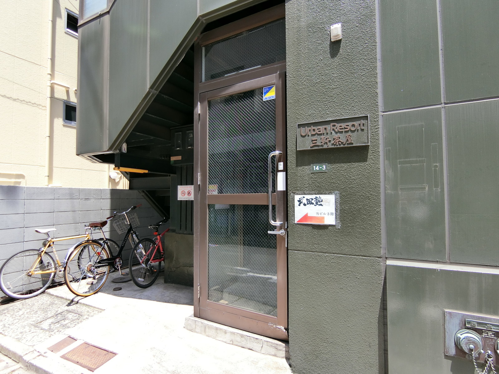 オフィスビル出入り口