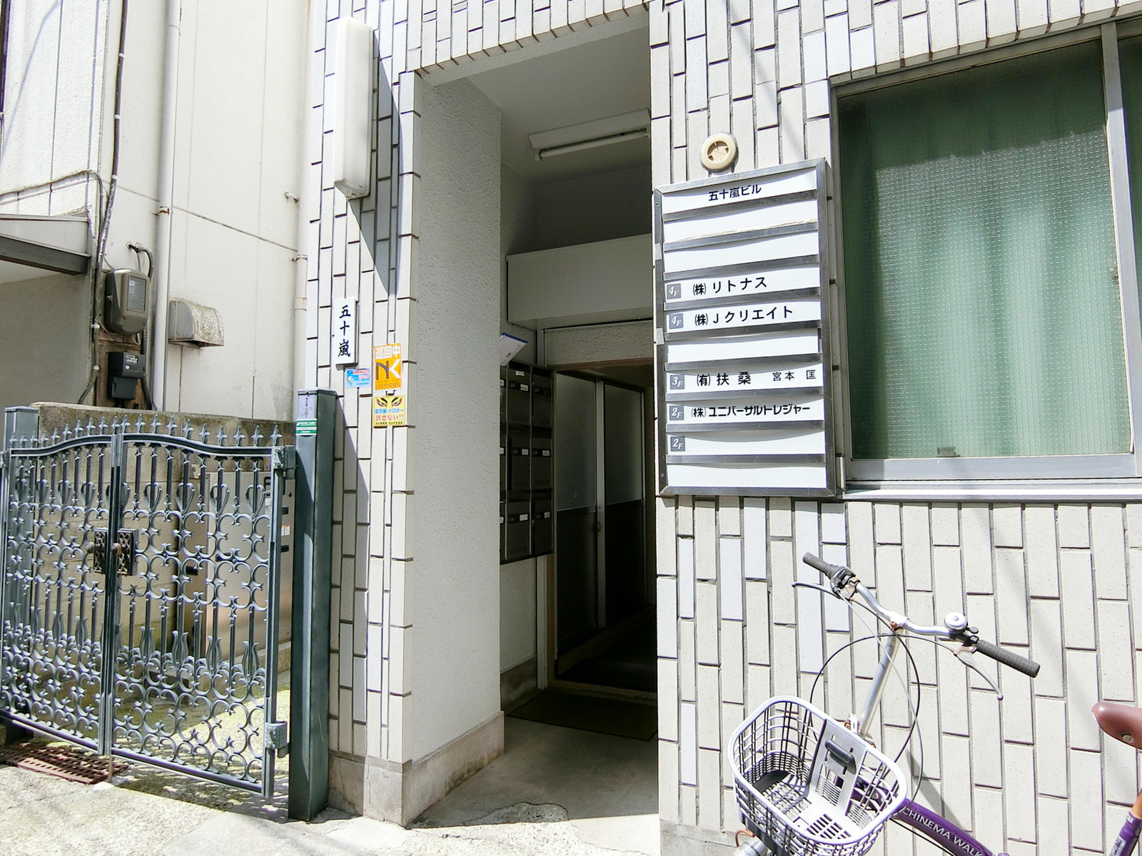 オフィスビル出入口