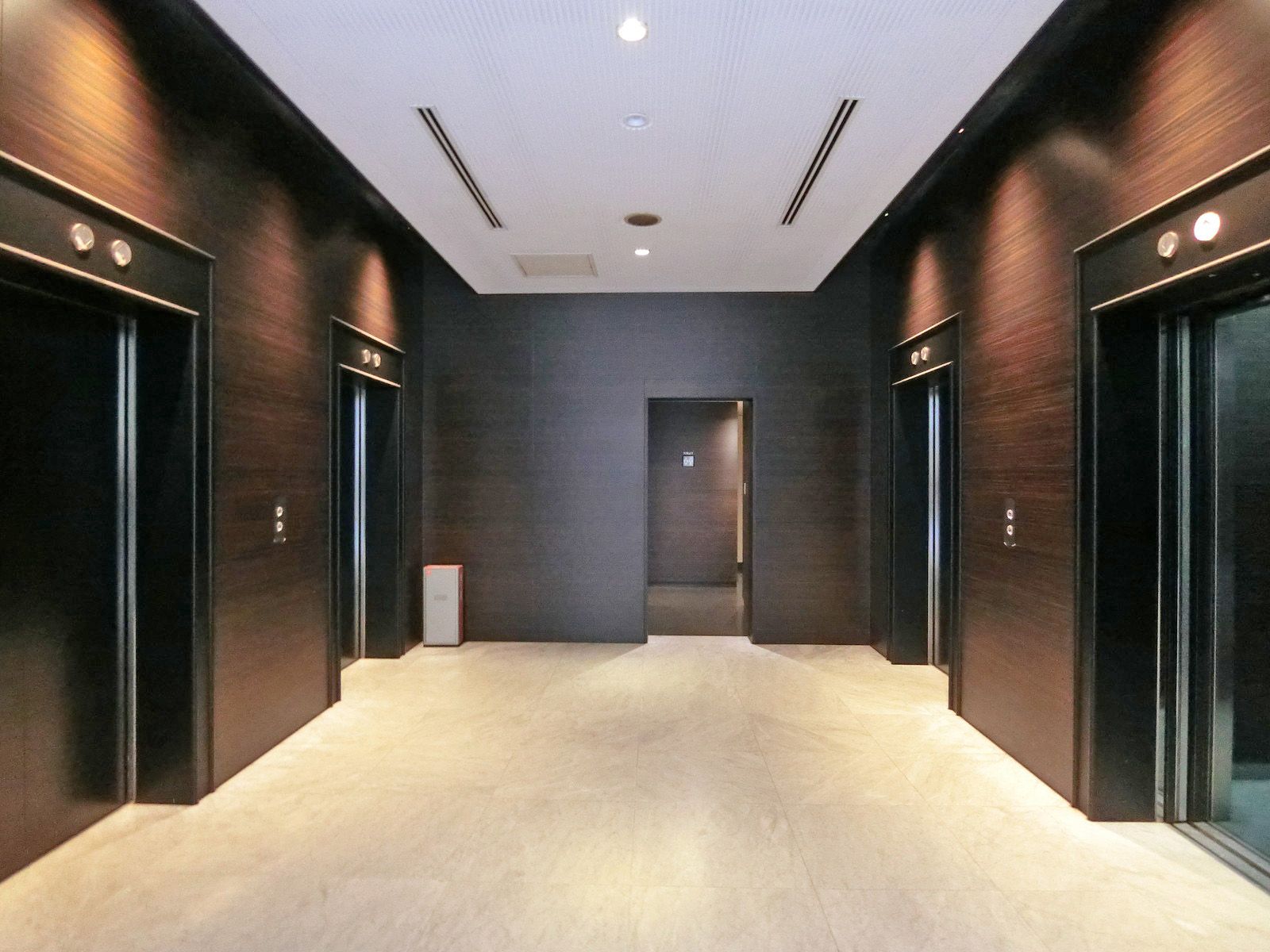 エレベーター（4基）