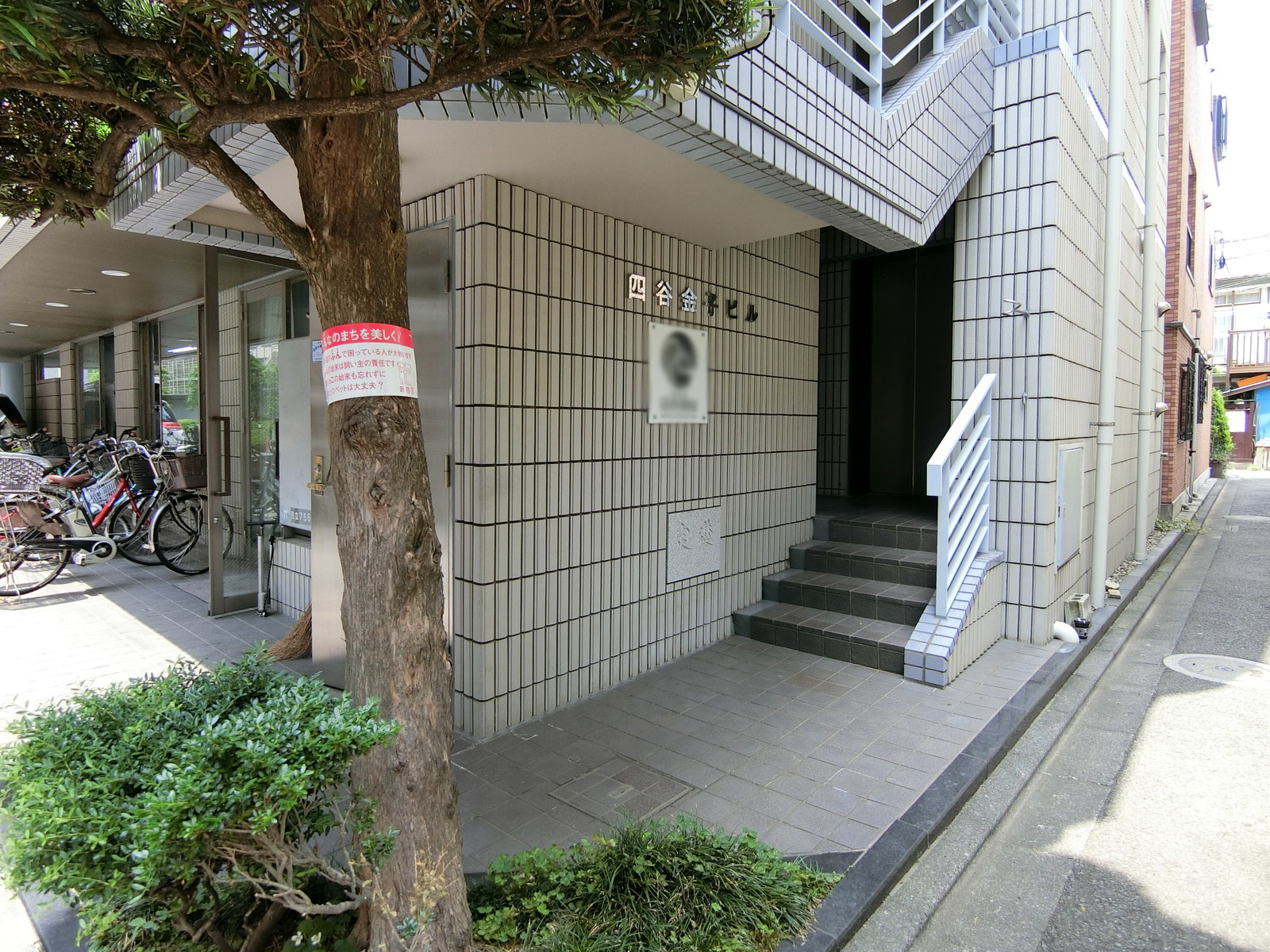 オフィスビル出入口
