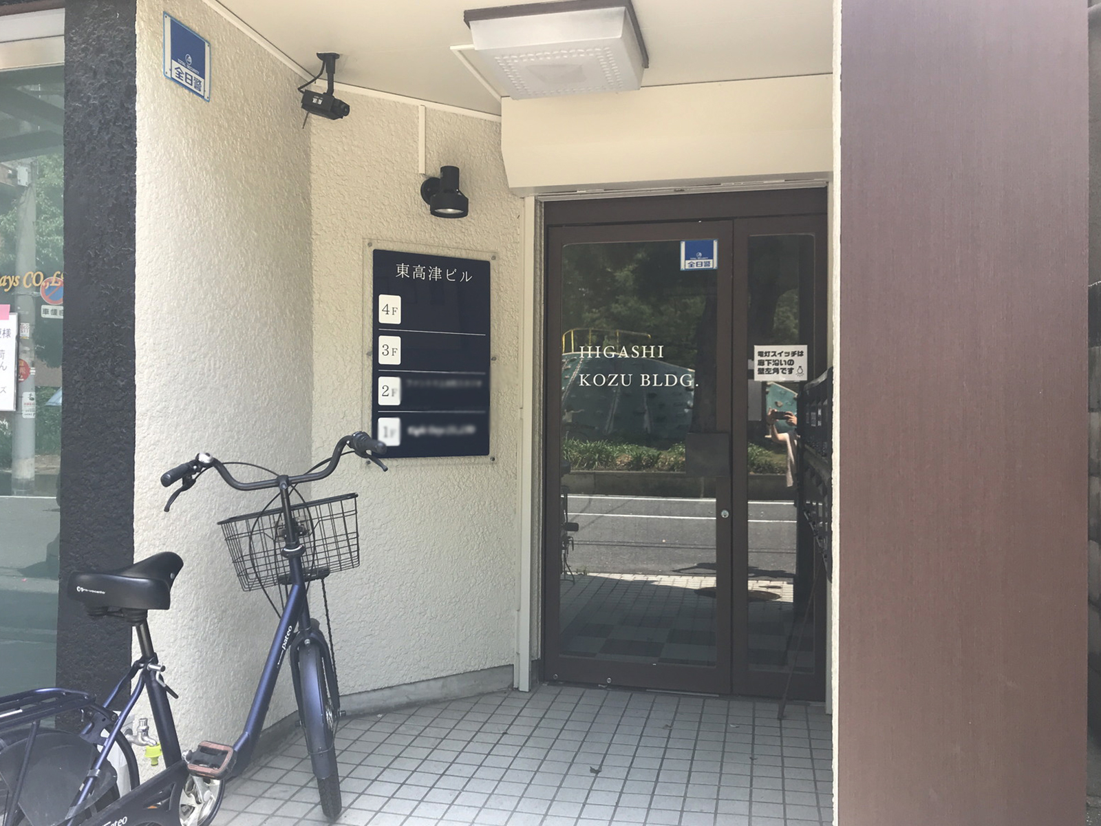 オフィスビル出入り口