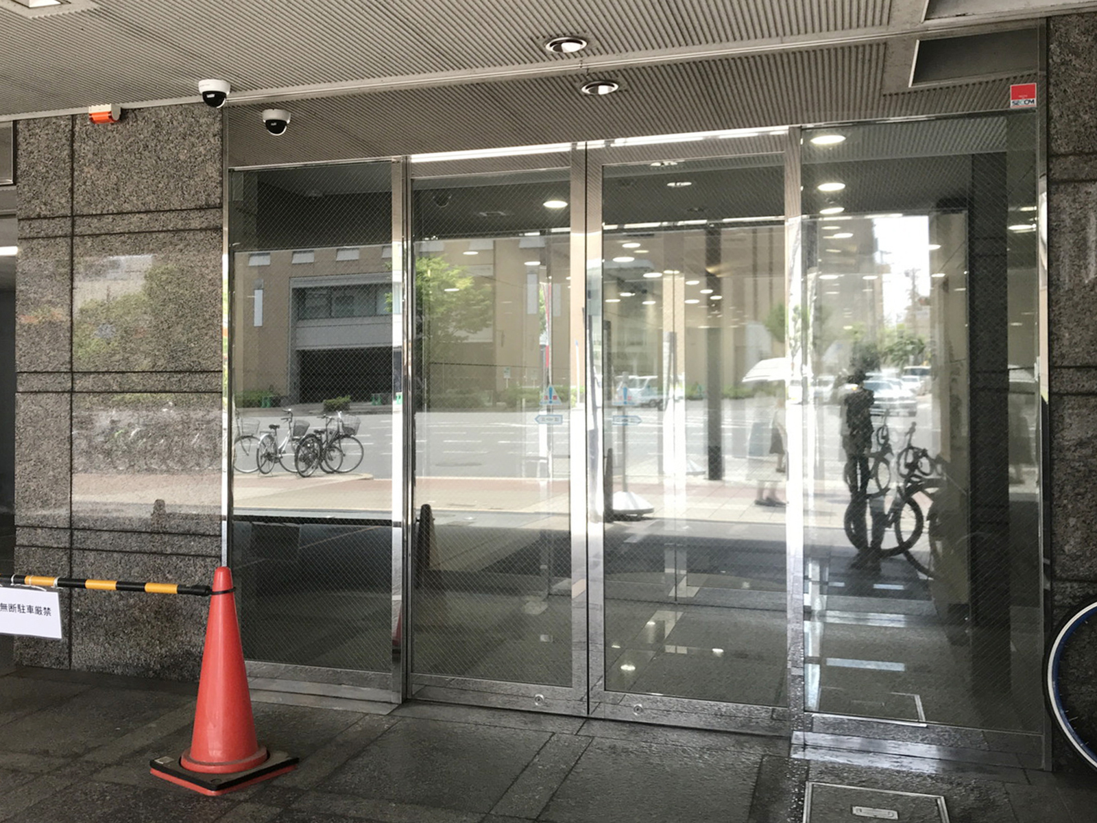 オフィスビル出入り口