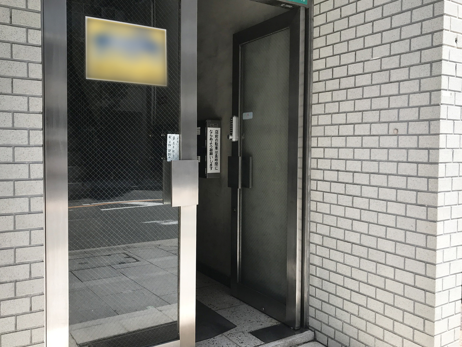 オフィスビル出入り口