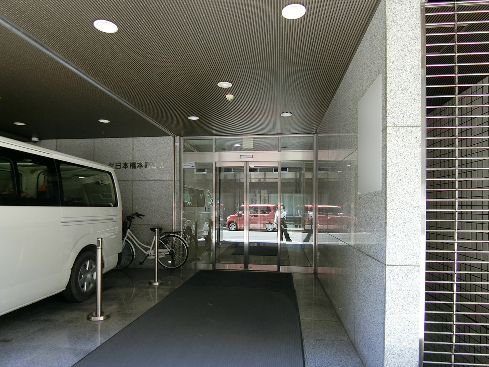 オフィスビル出入口