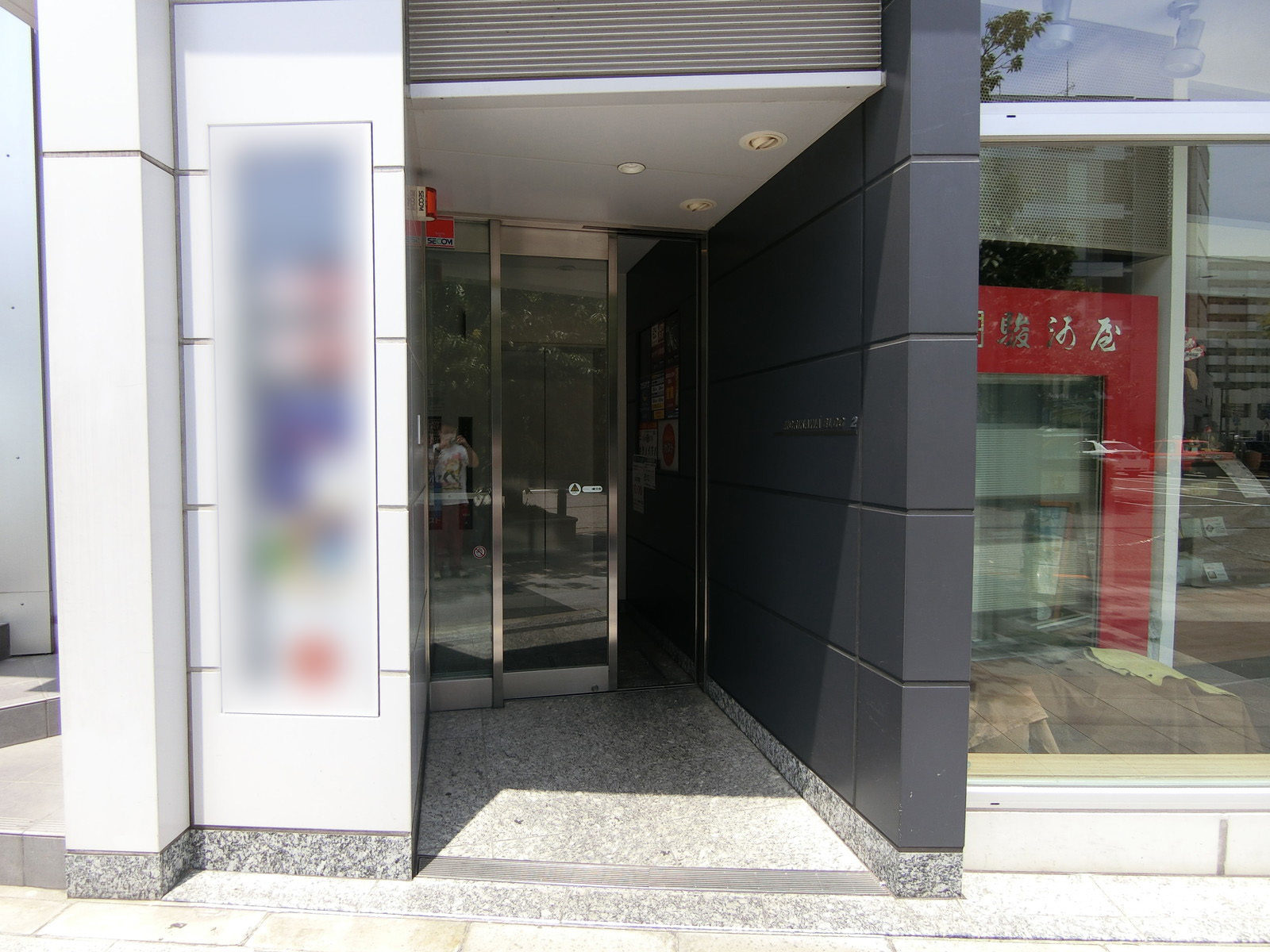オフィスビル出入口
