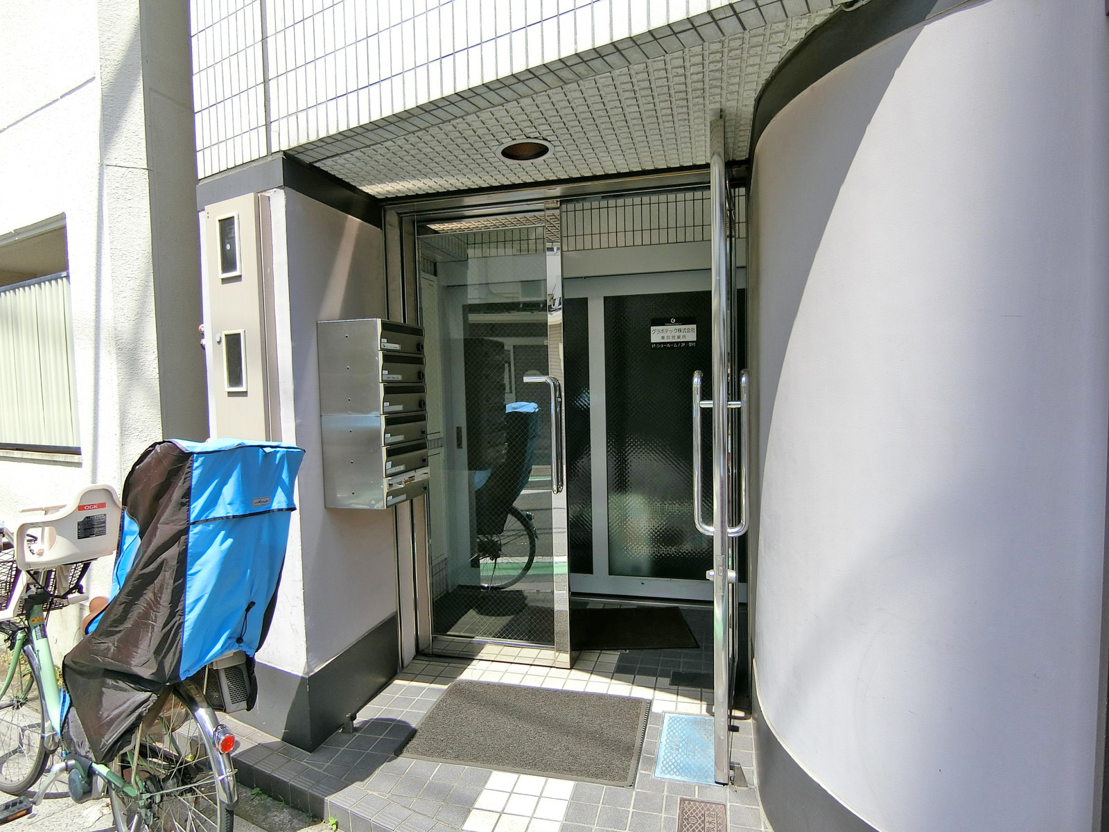 オフィスビル出入口