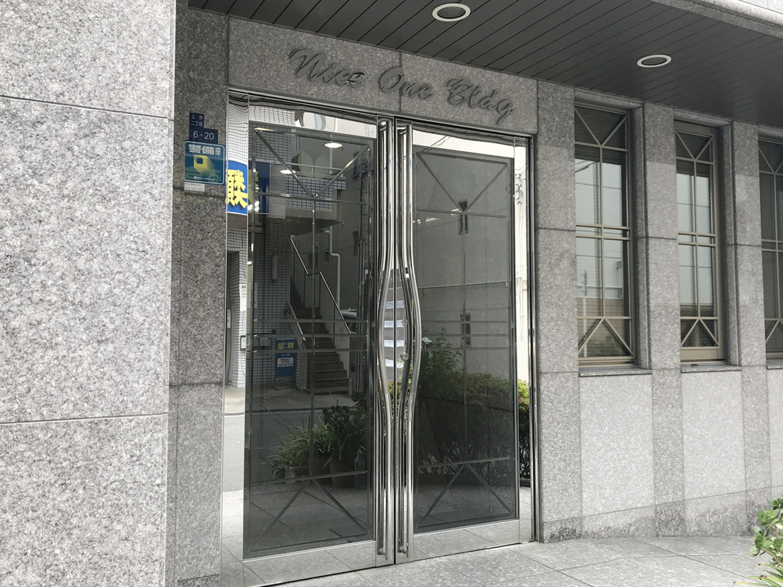 オフィスビル出入り口