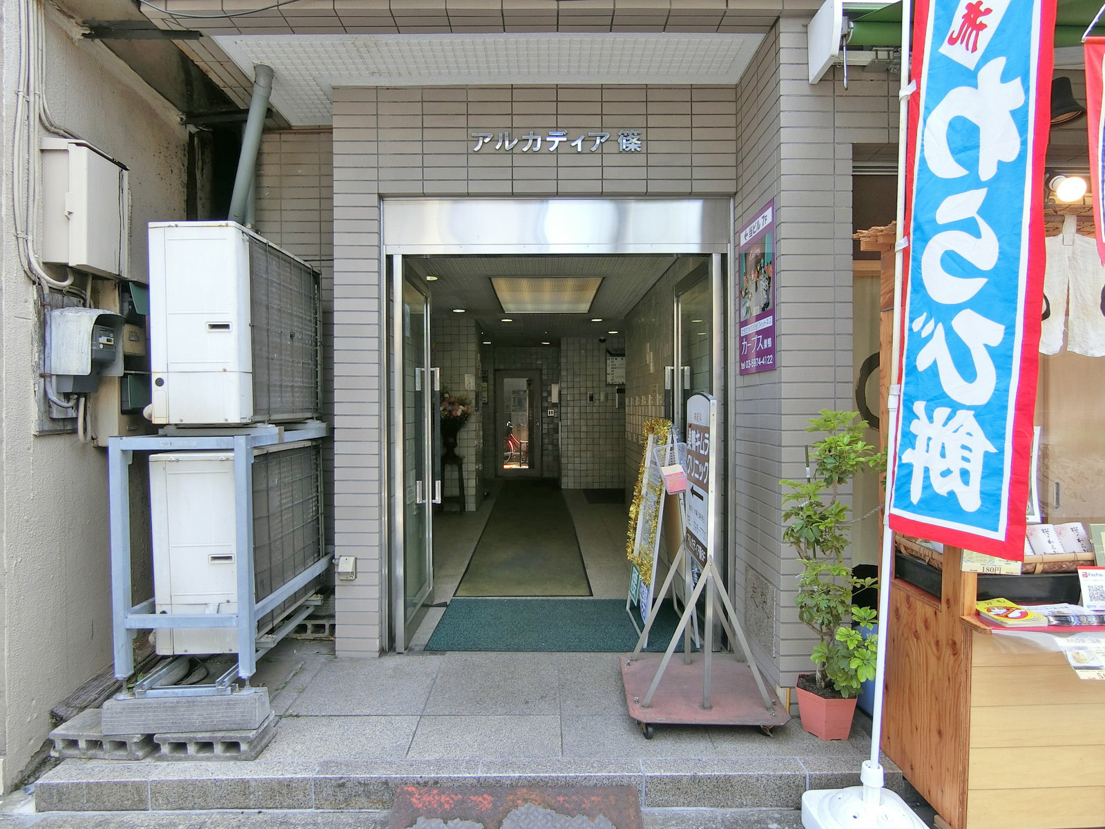 オフィスビル出入口