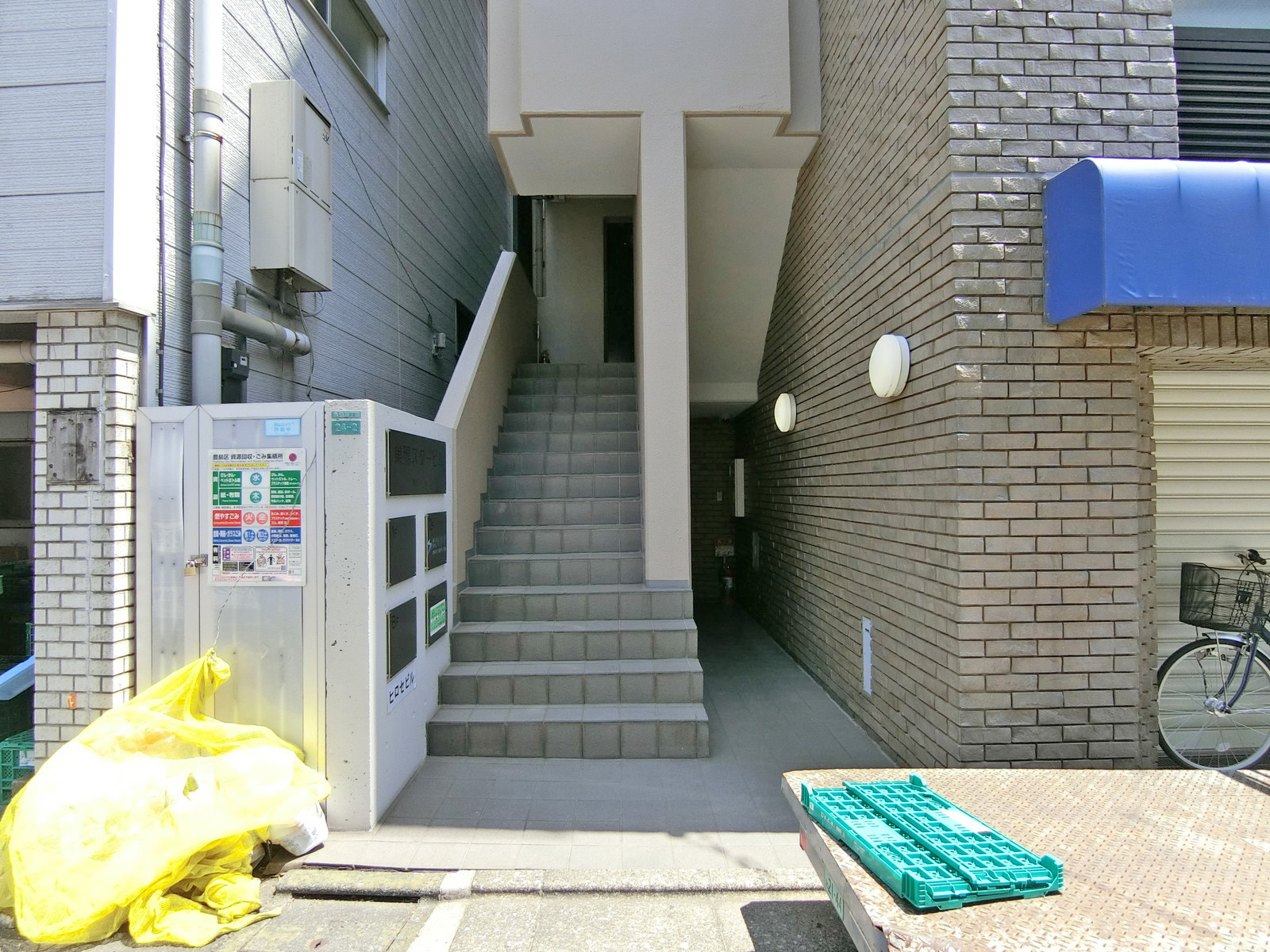 オフィスビル出入口