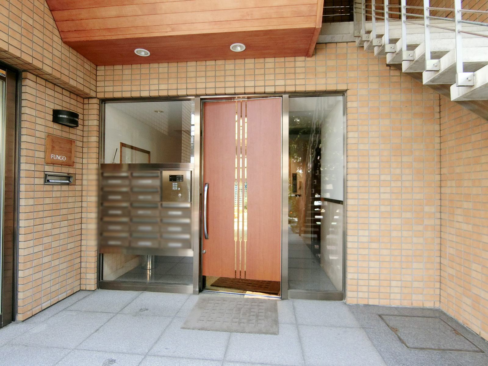 オフィスビル出入り口