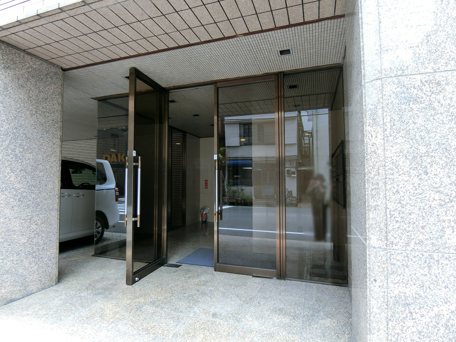 オフィスビル出入り口
