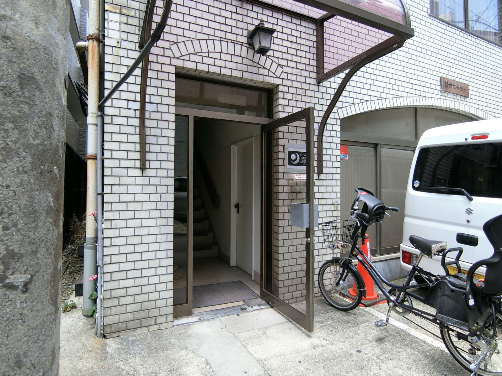 オフィスビル出入口