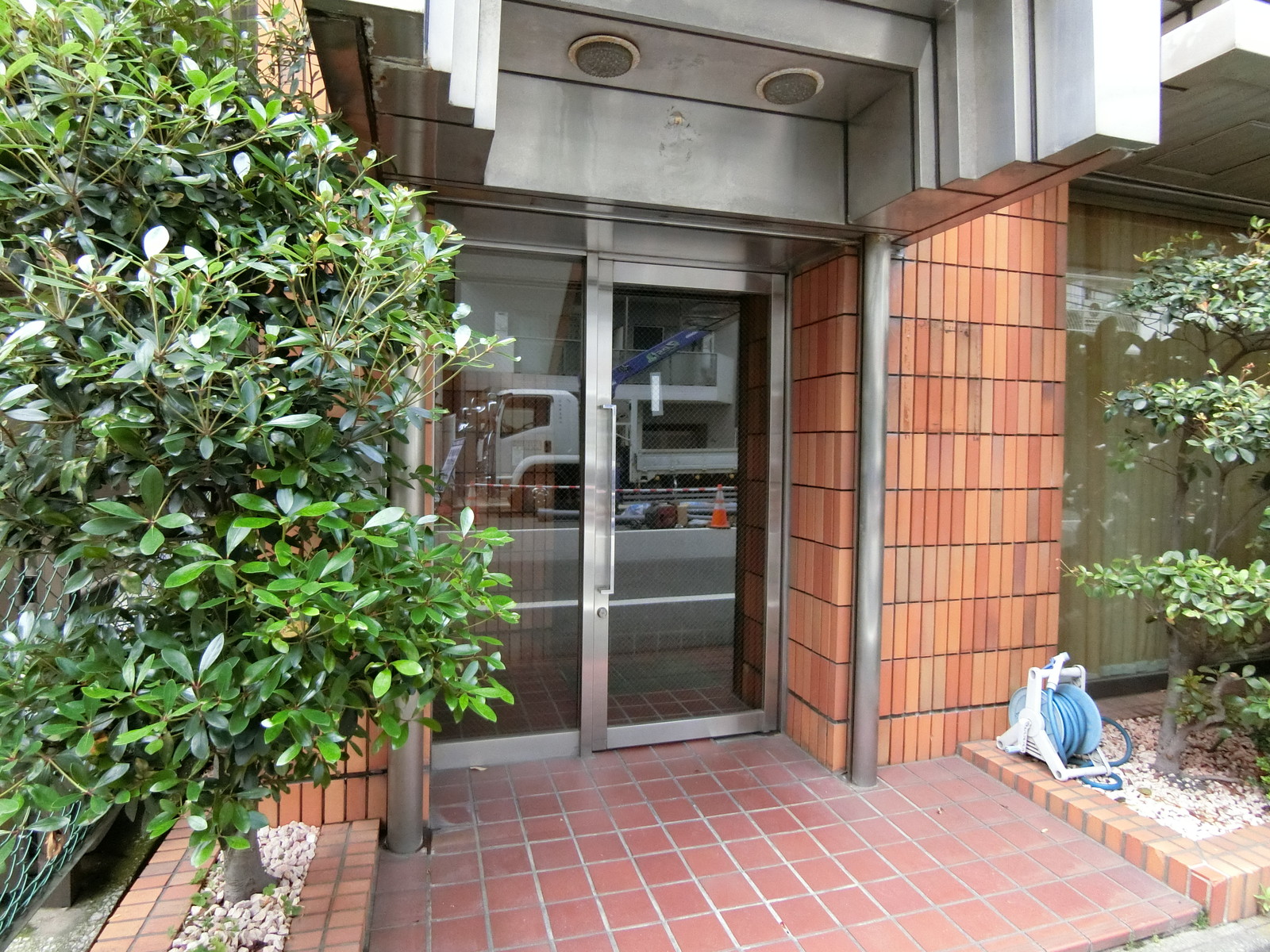 オフィスビル出入り口