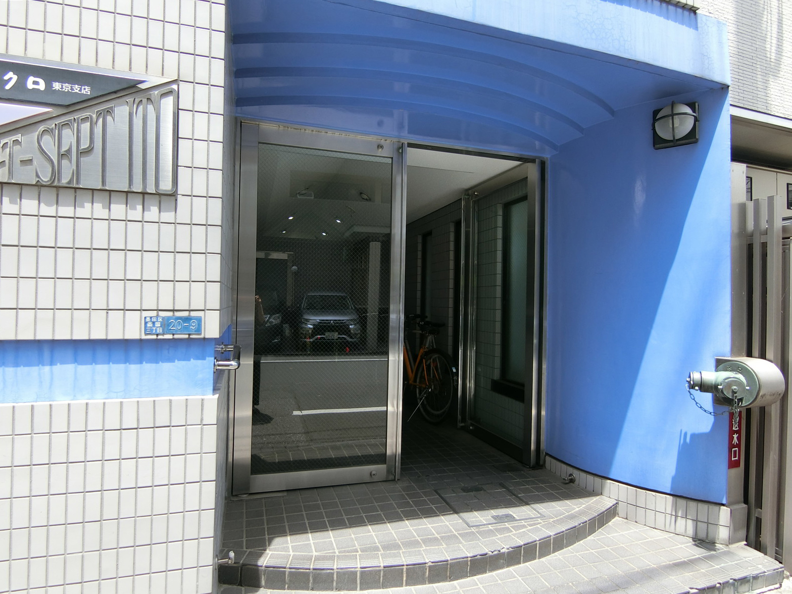 オフィスビル出入り口