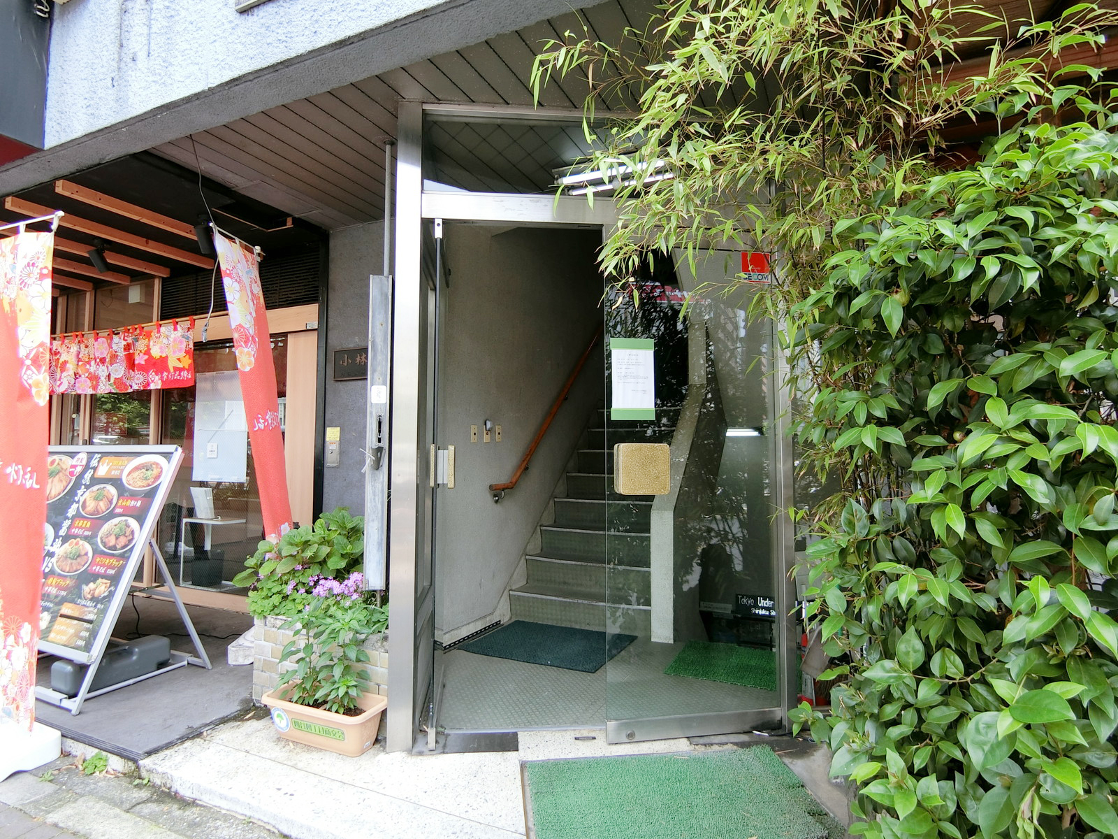オフィス出入口
