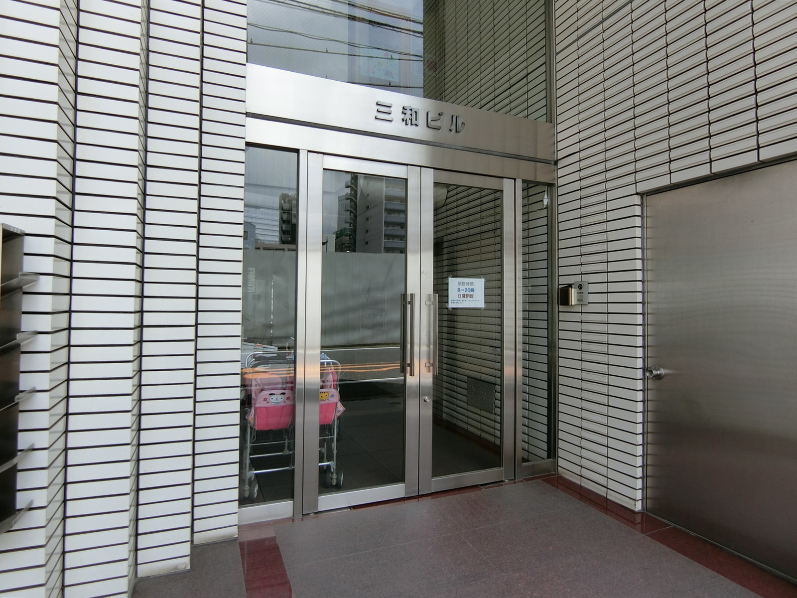 オフィスビル出入り口
