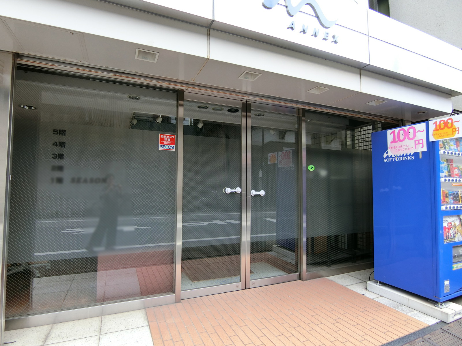 オフィスビル出入り口
