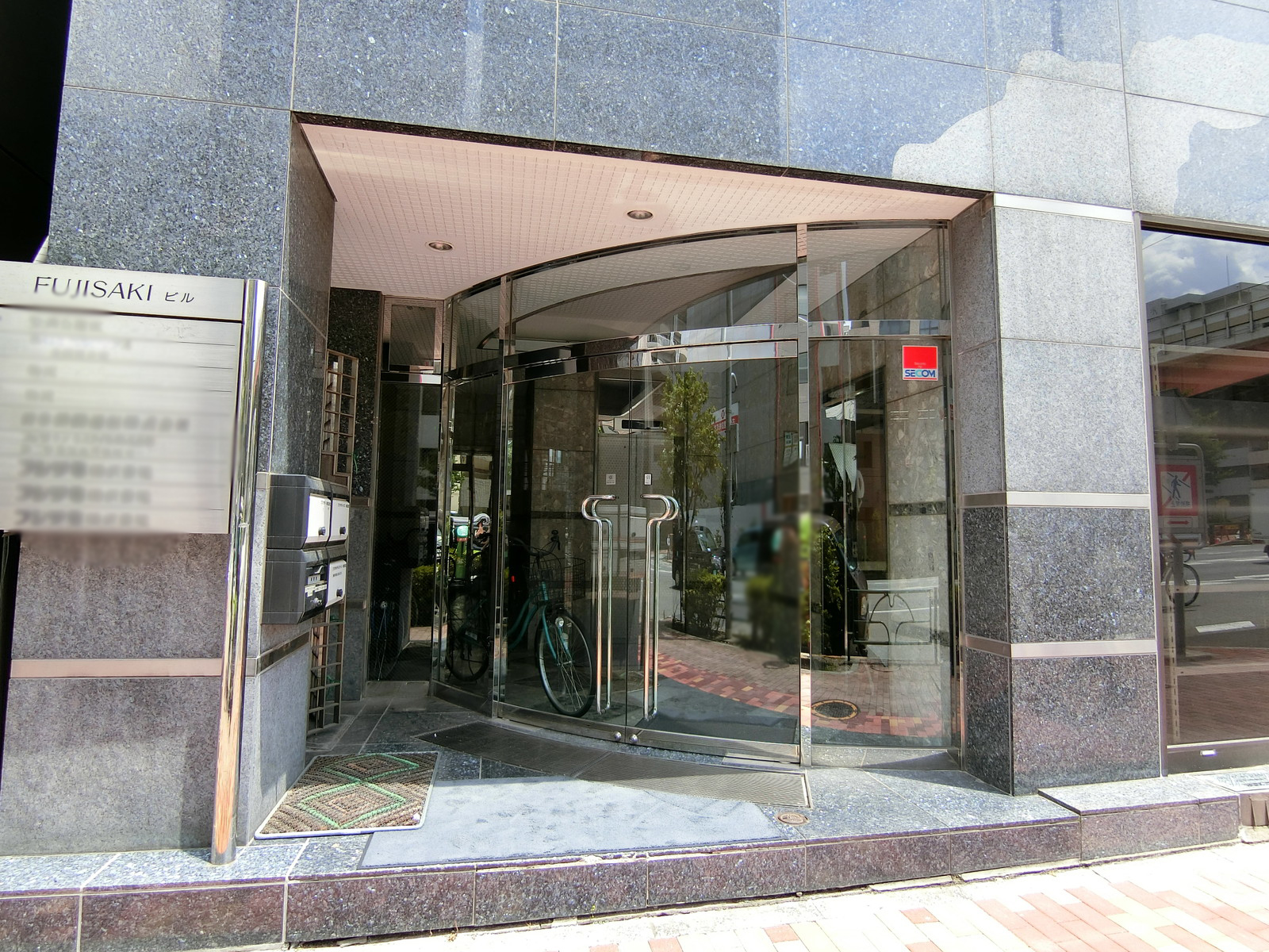 オフィスビル出入り口