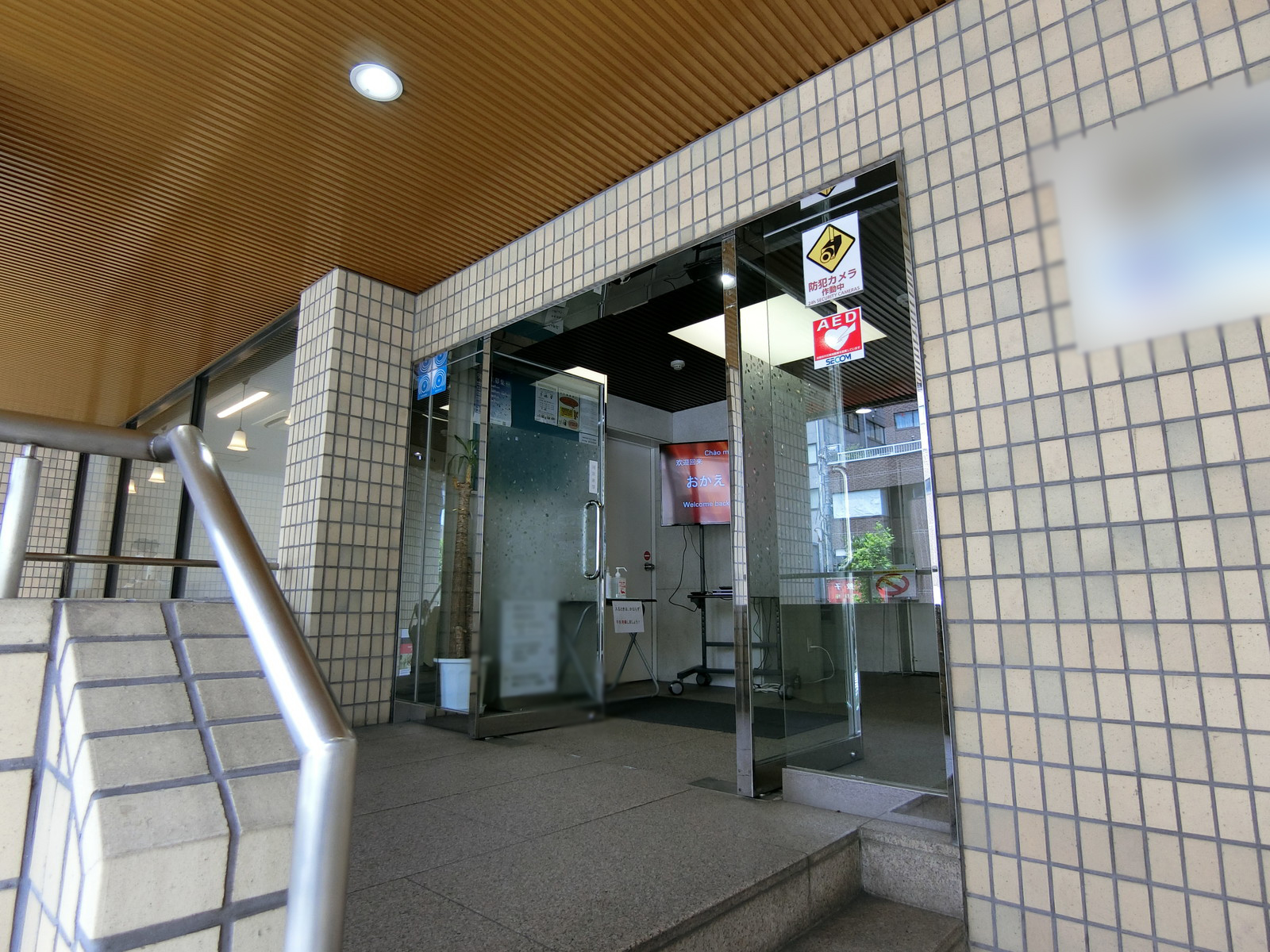 オフィスビル出入り口