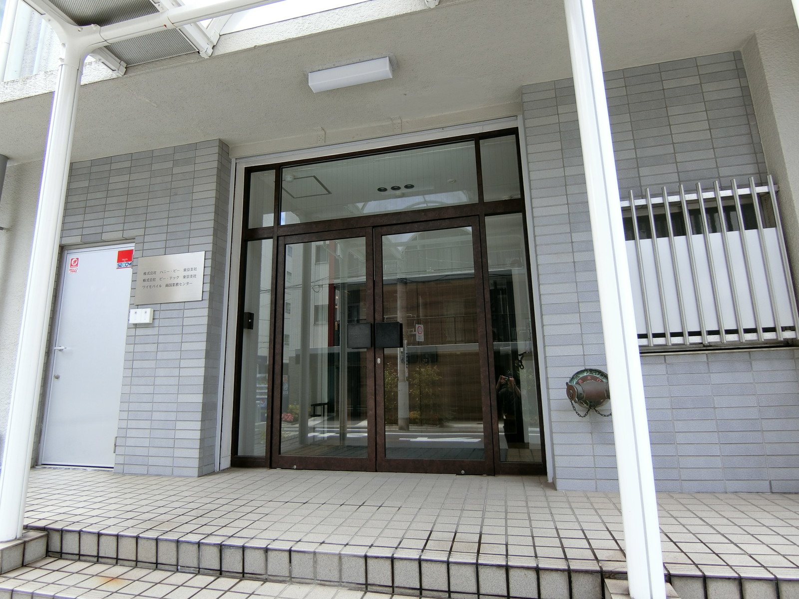 オフィスビル出入り口