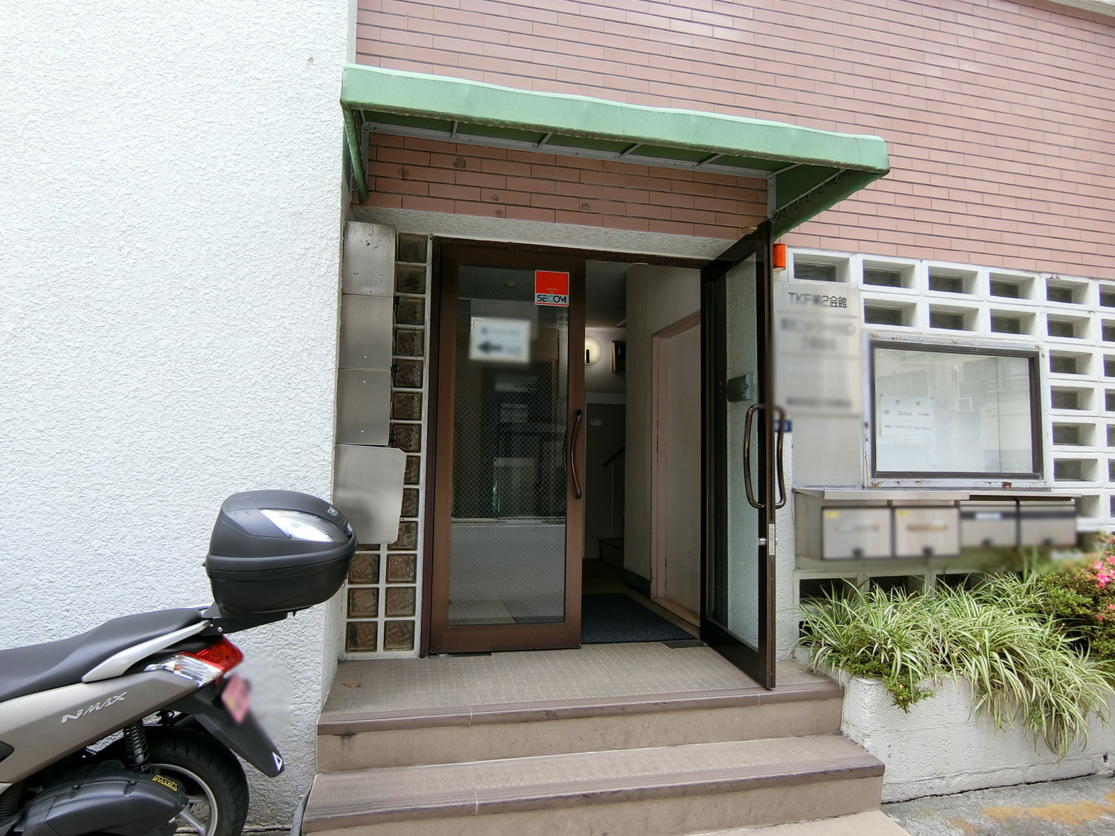 オフィスビル出入り口