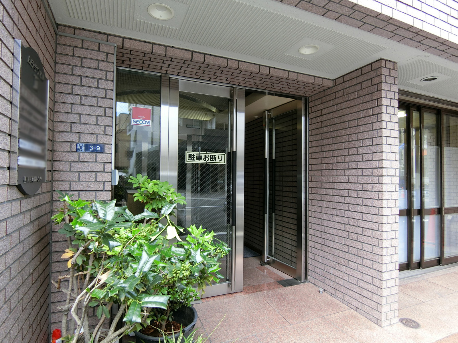 オフィスビル出入り口
