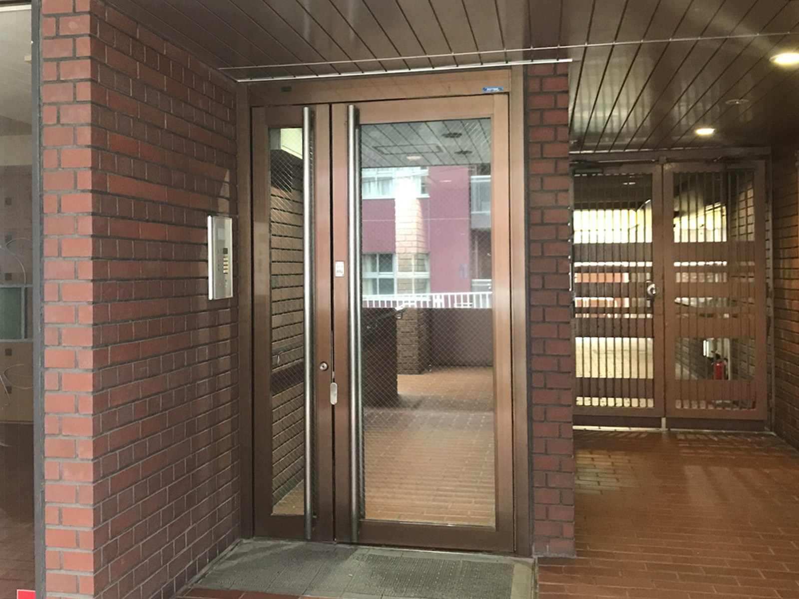 オフィスビル出入り口