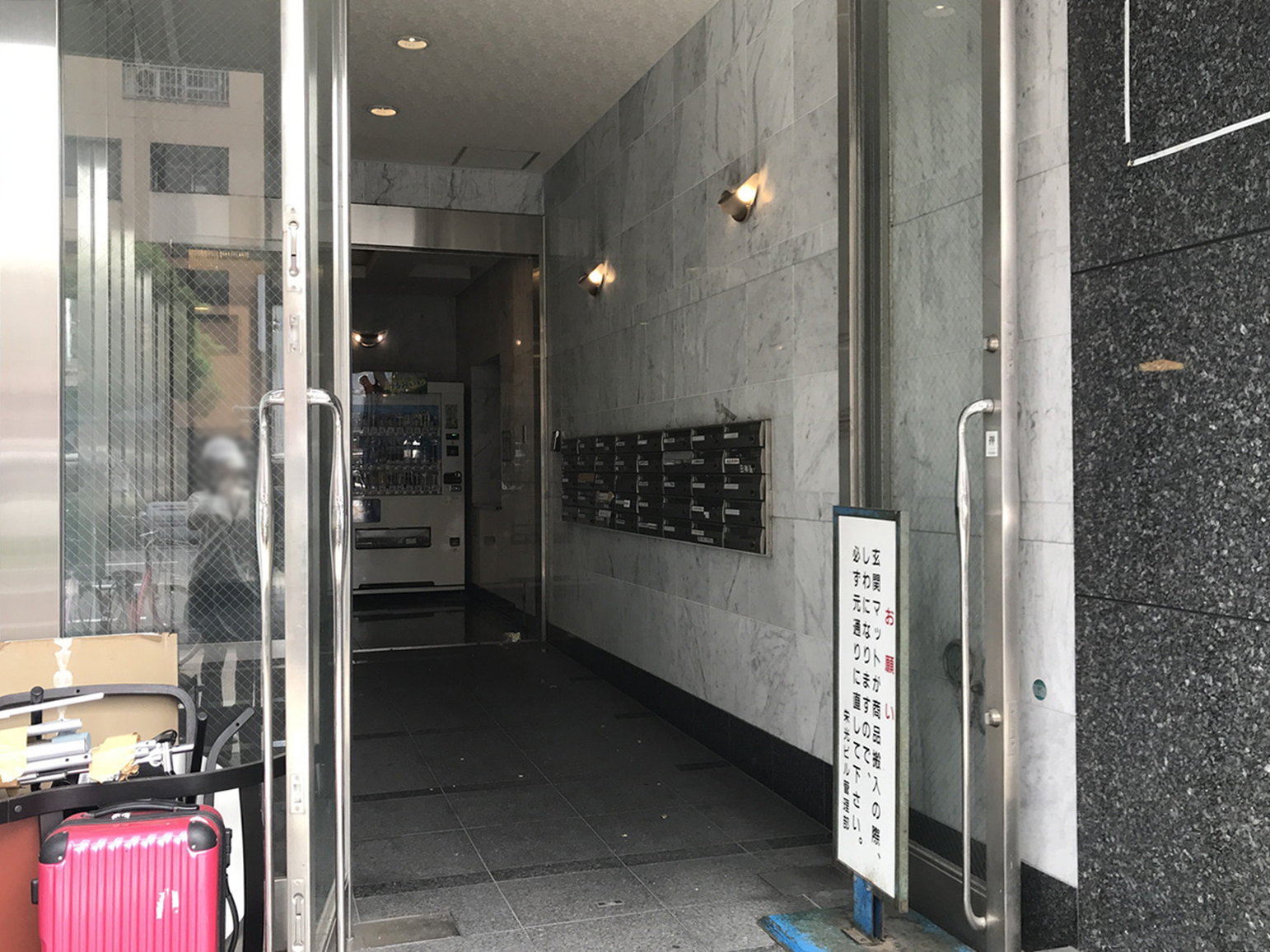 オフィスビル出入り口
