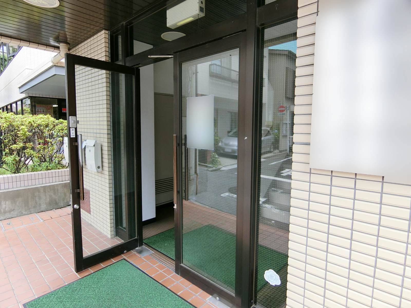 オフィスビル出入口