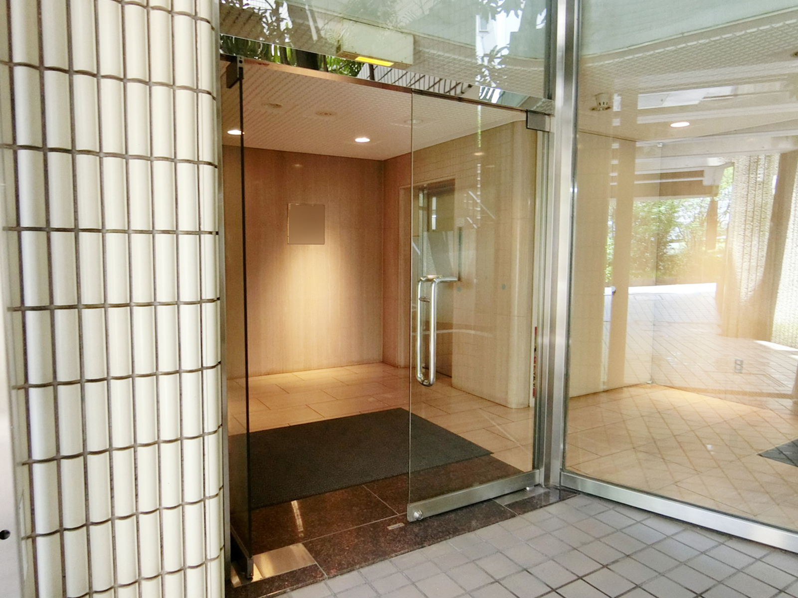 オフィスビル出入口