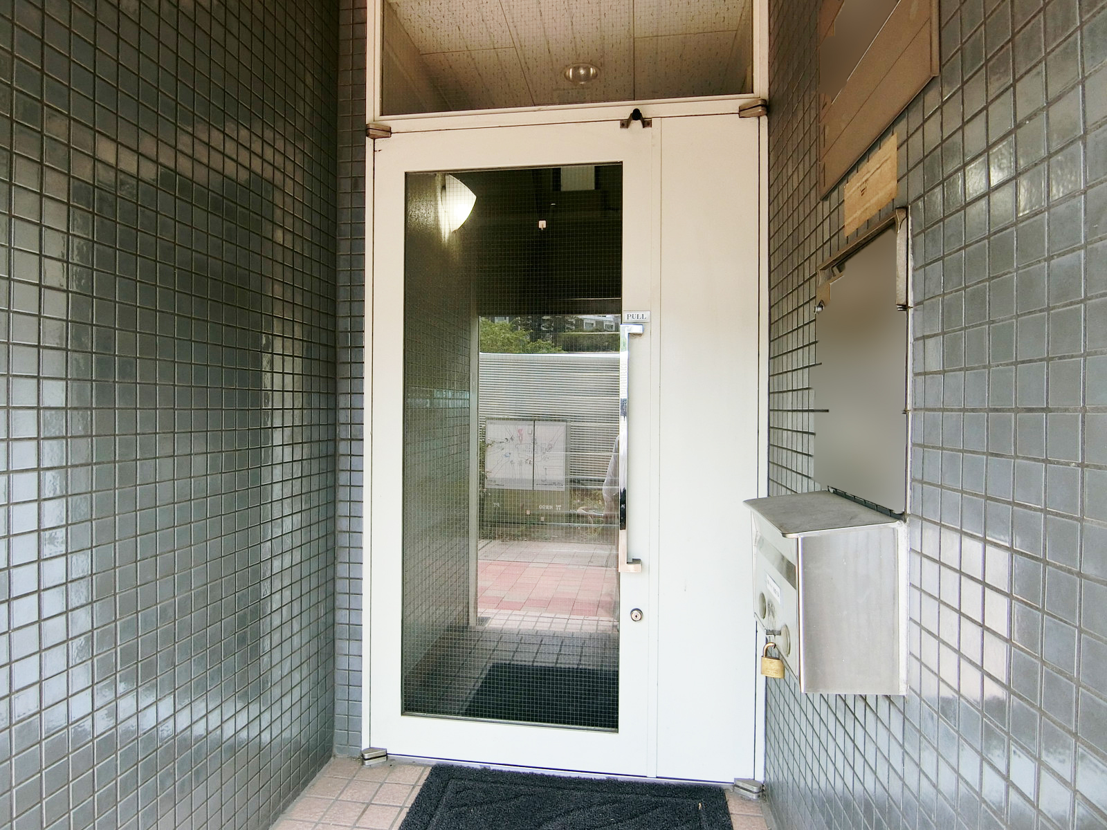 オフィスビル出入口