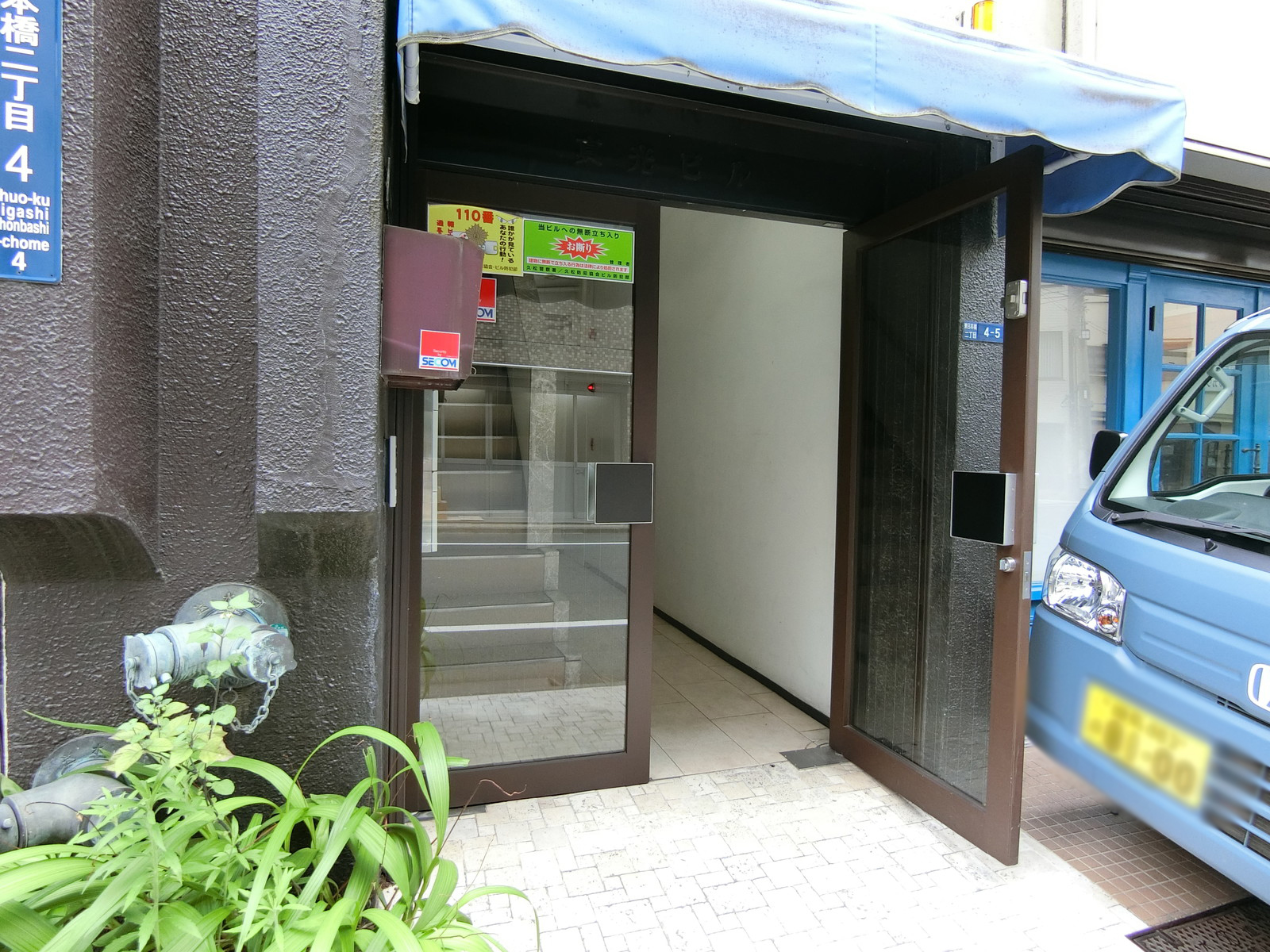 オフィスビル出入り口