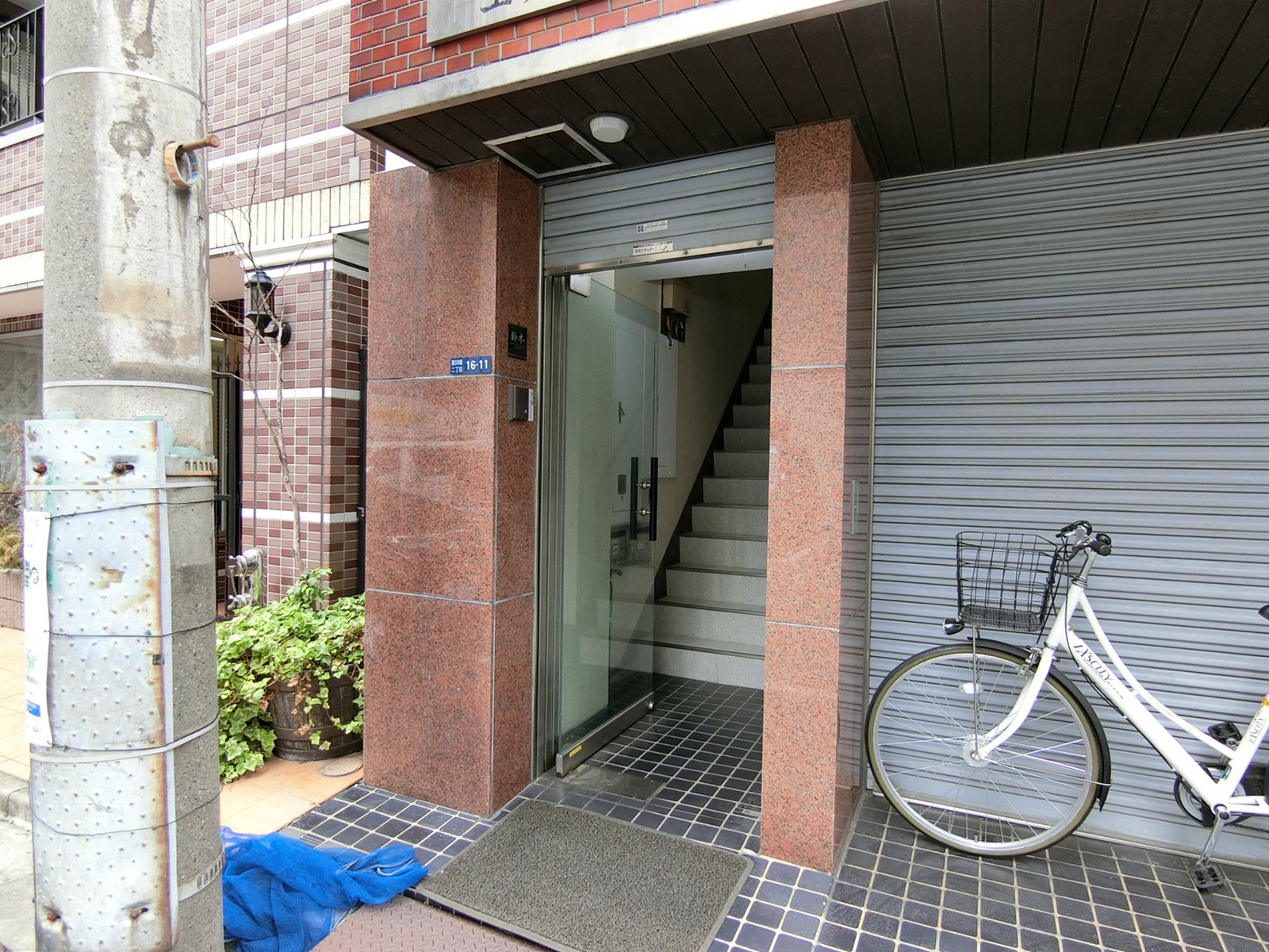 オフィスビル出入り口