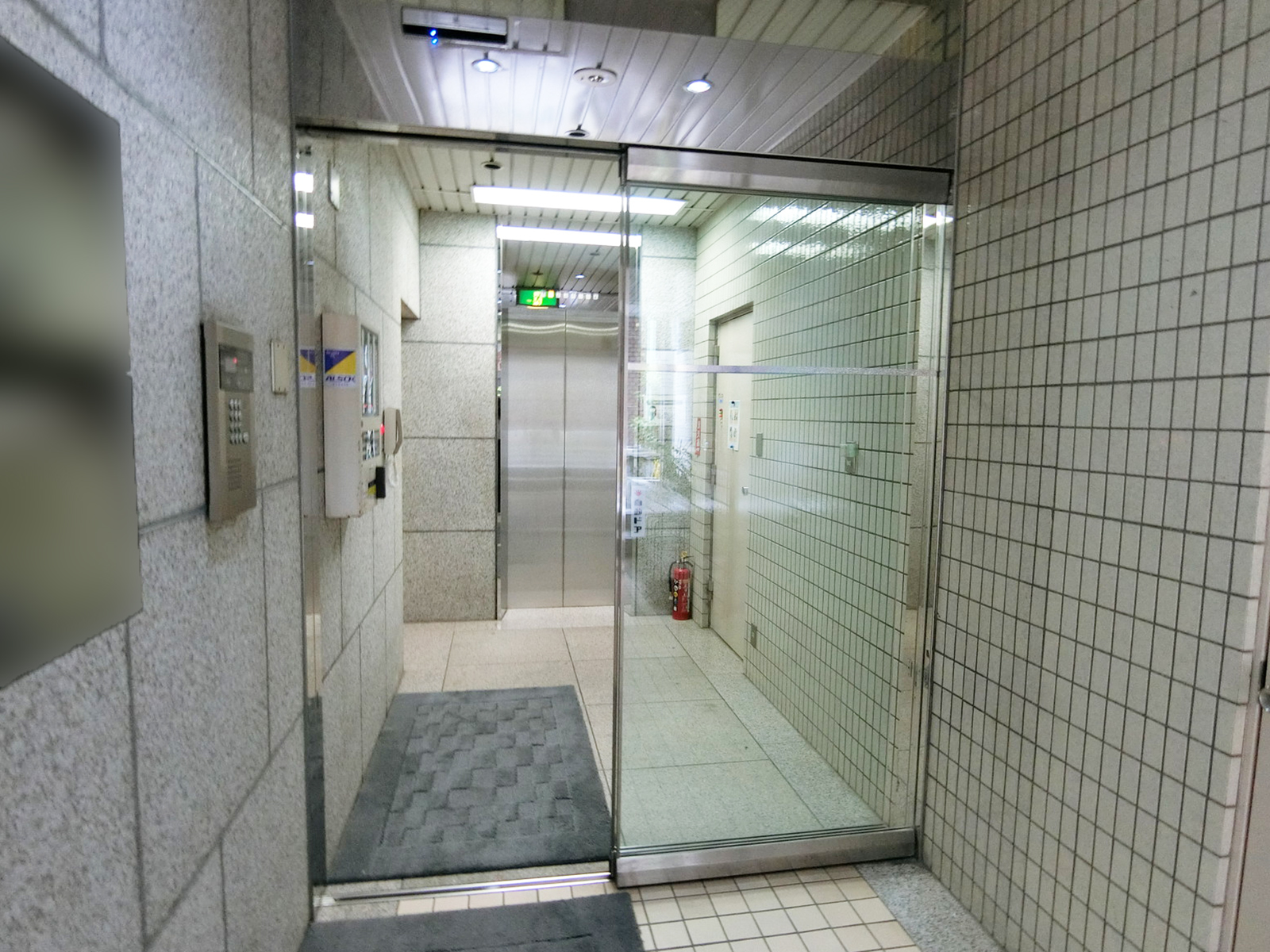オフィスビル出入口