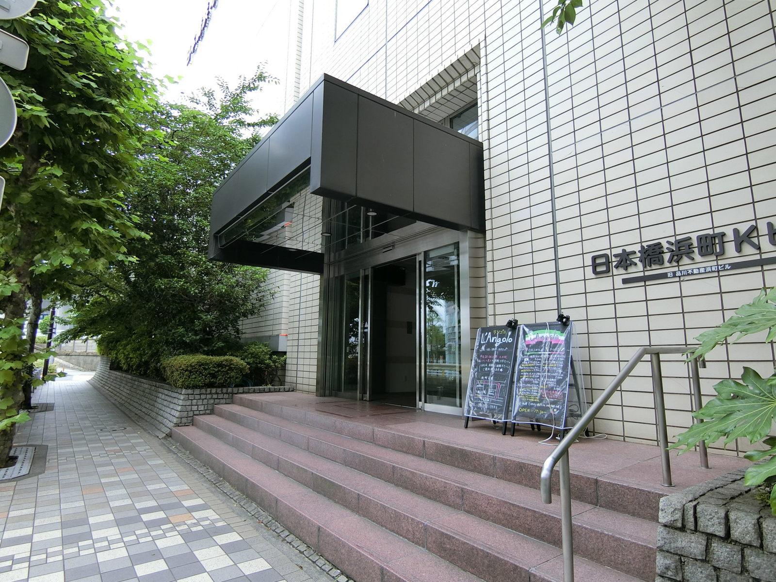 オフィスビル出入り口