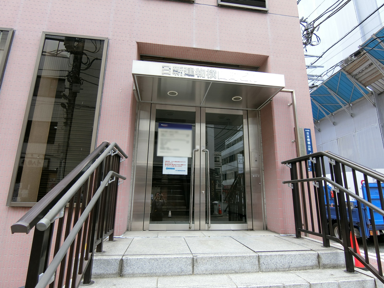オフィスビル出入り口