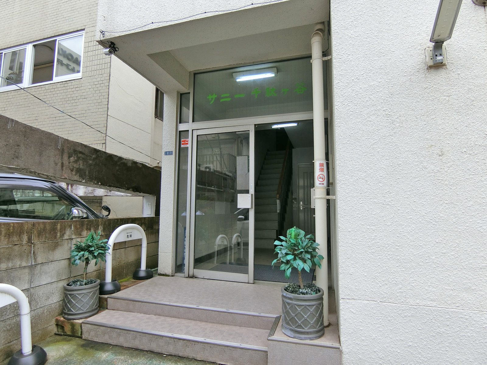 オフィスビル出入り口