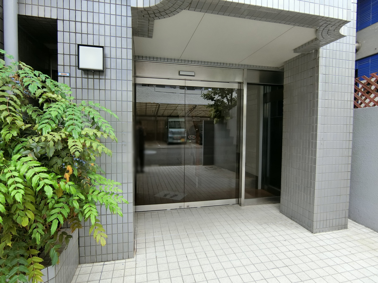オフィスビル出入り口