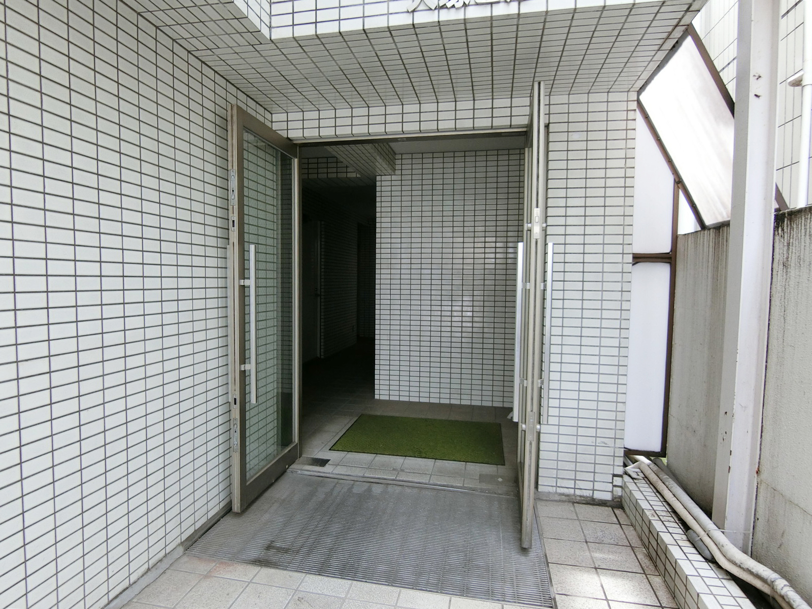 オフィスビル出入り口