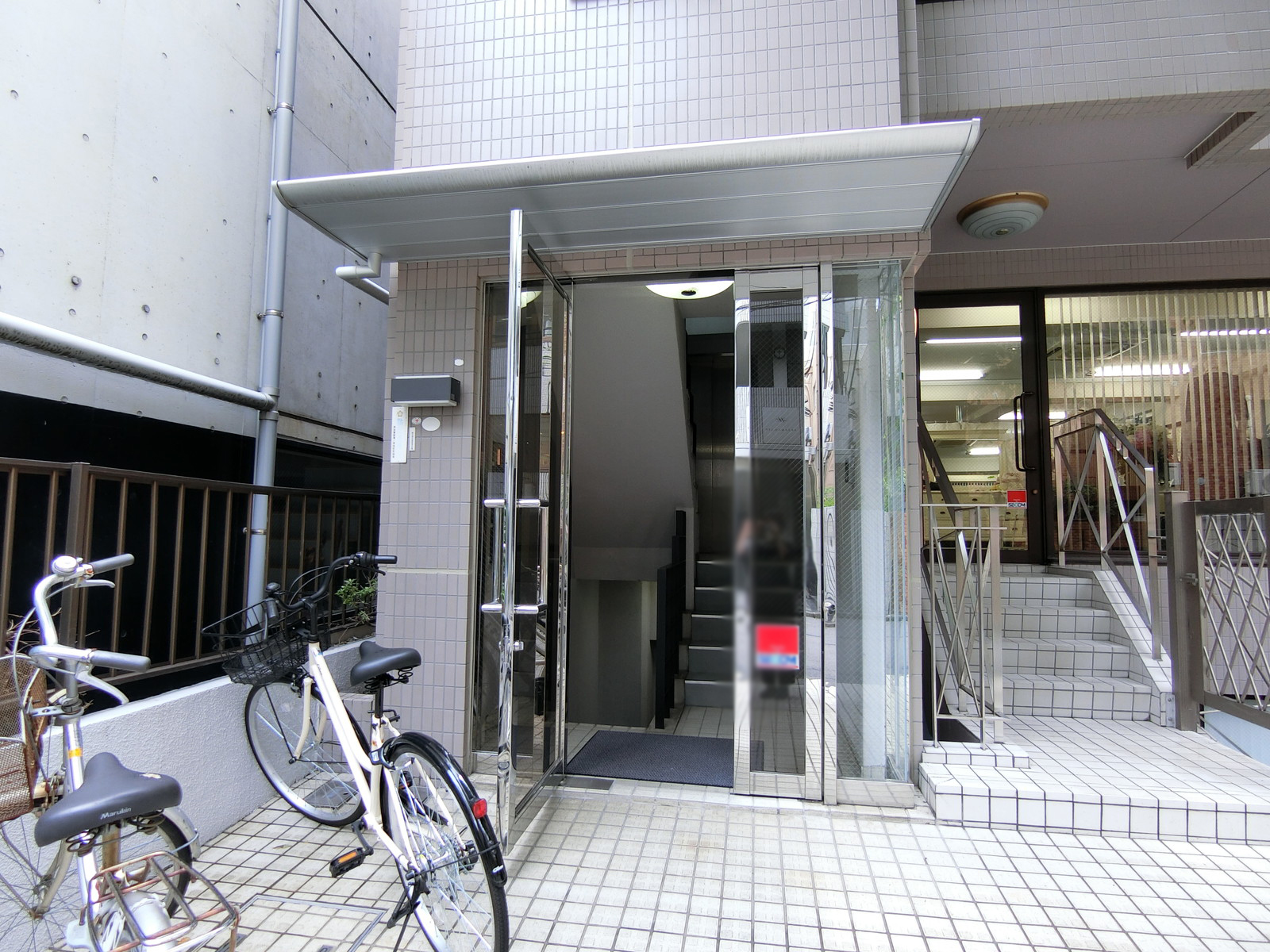 オフィスビル出入り口