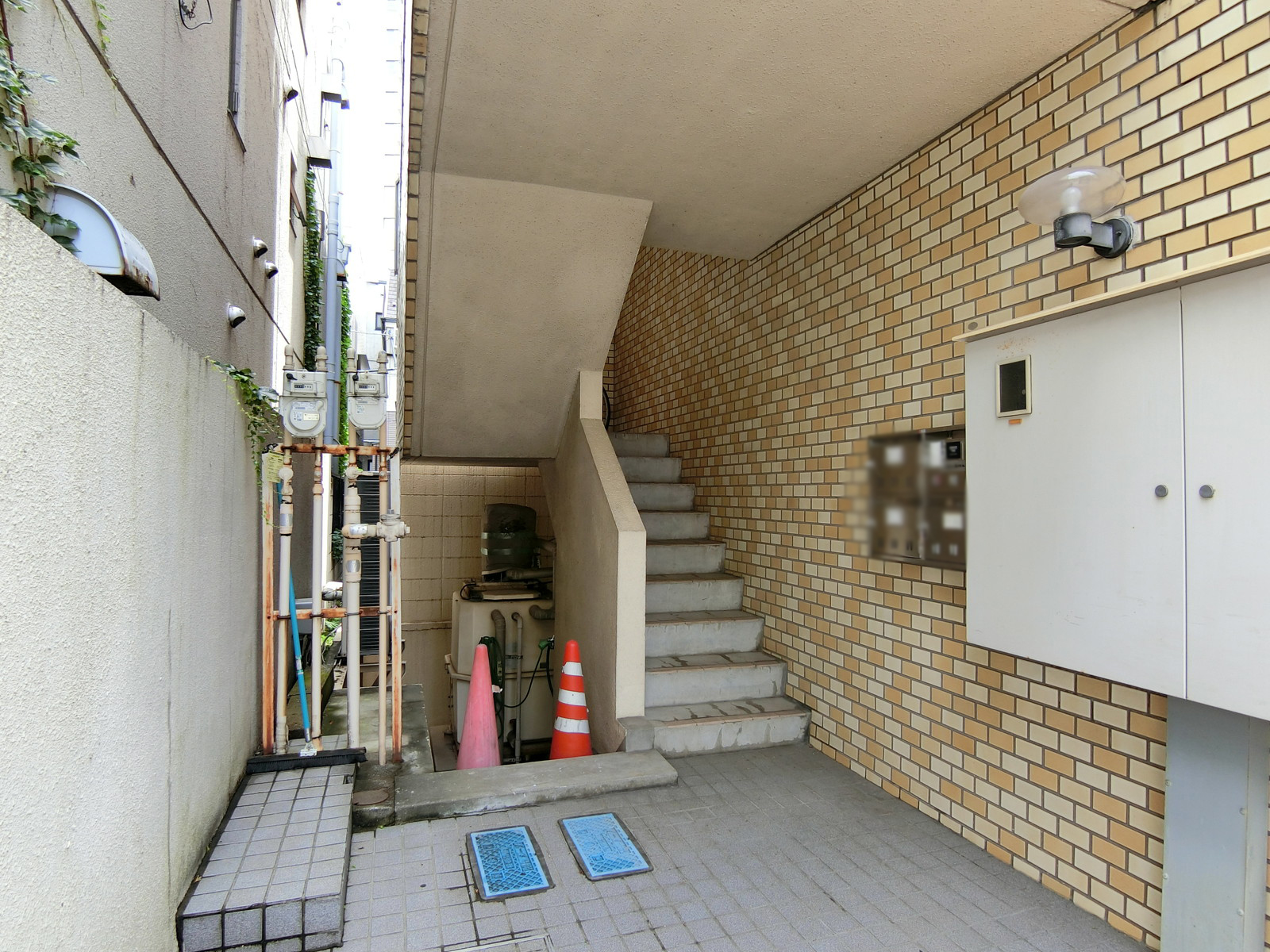 オフィスビル出入り口