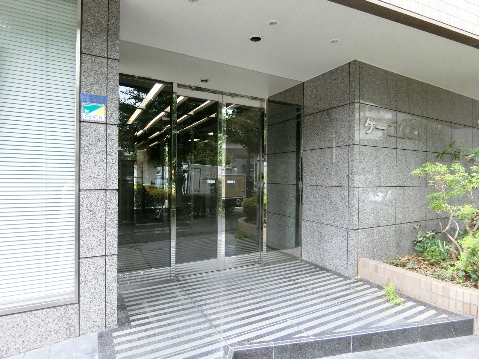 オフィスビル出入口