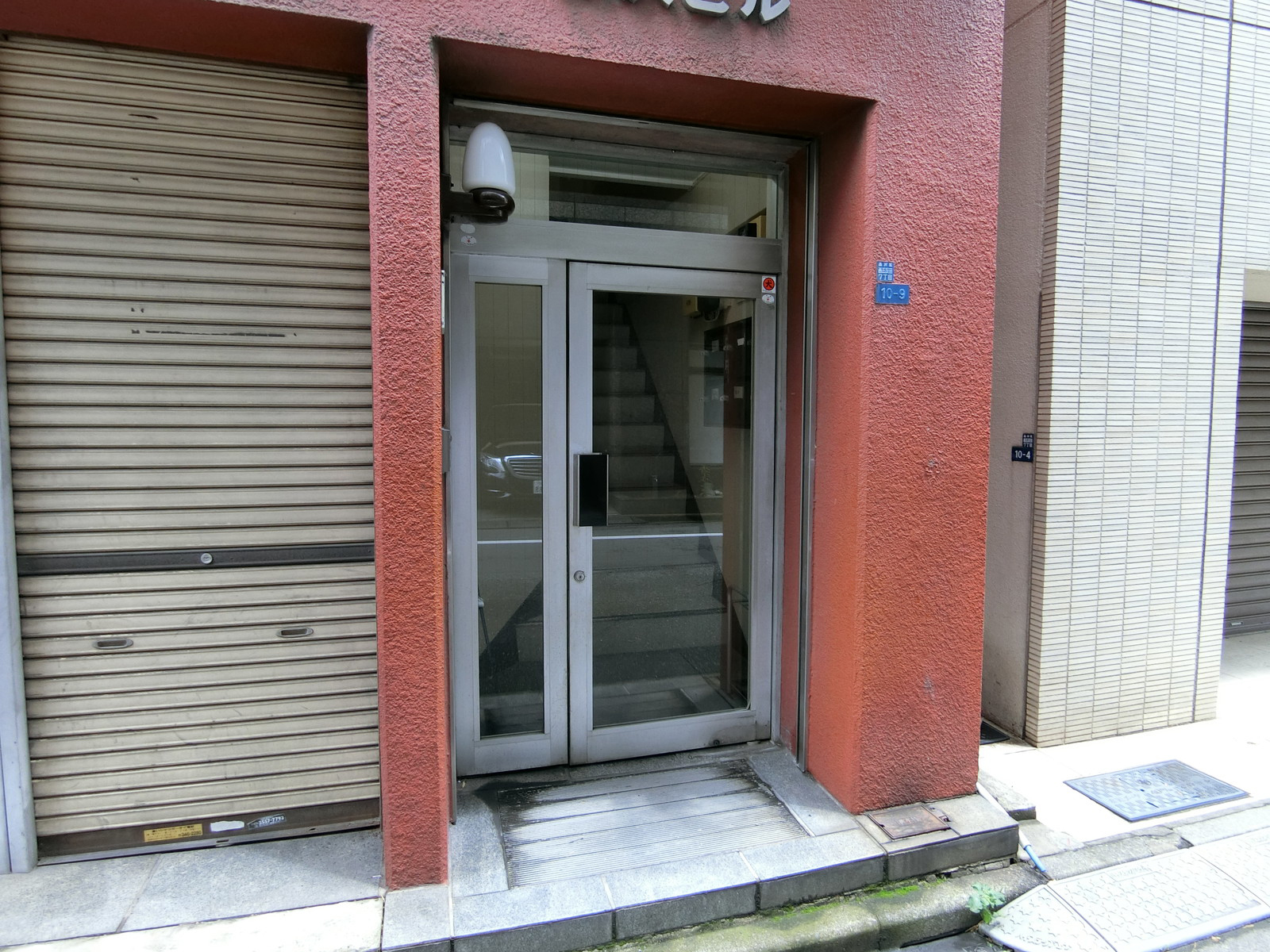 オフィスビル出入口