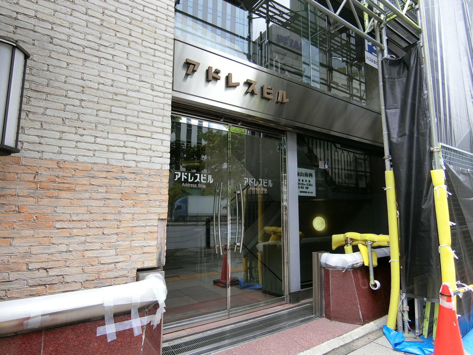 オフィスビル出入口