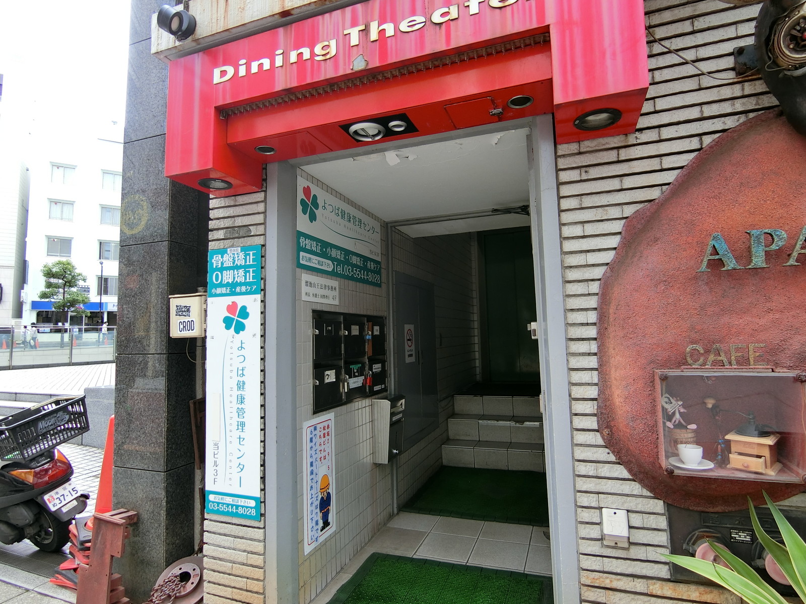 オフィスビル出入口