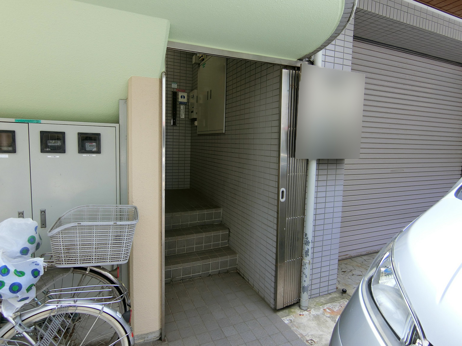オフィスビル出入口