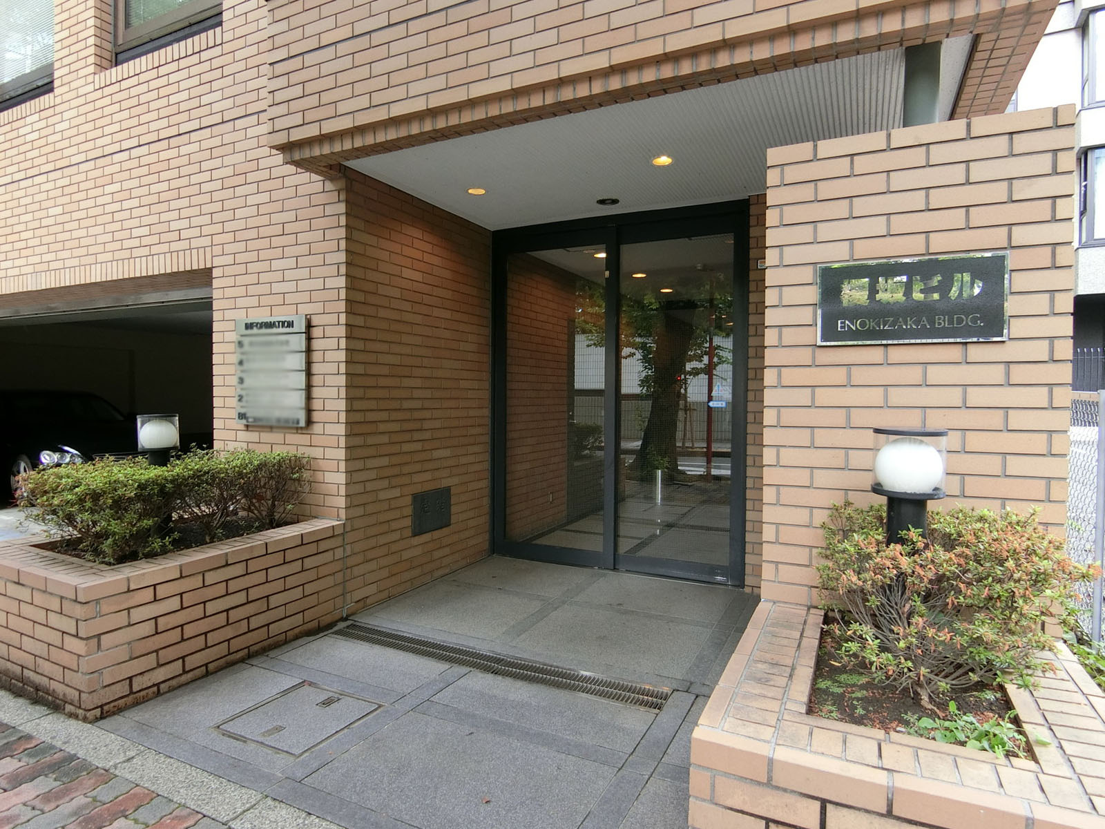 オフィスビル出入口