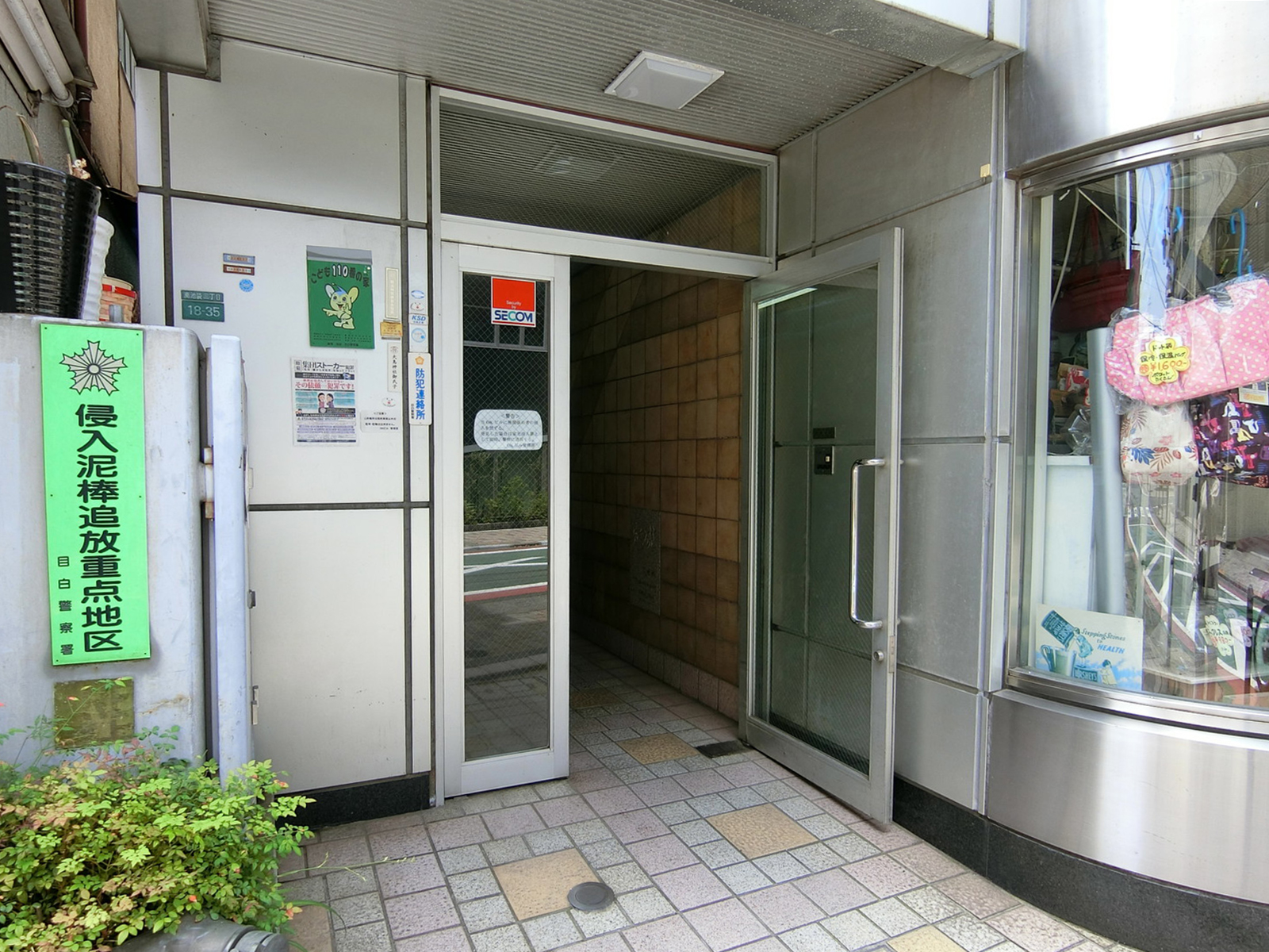 オフィスビル出入口